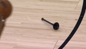 这？？突然飞来黑色物体，吓得戈贝尔抱头跳了起来&里德一脸懵逼